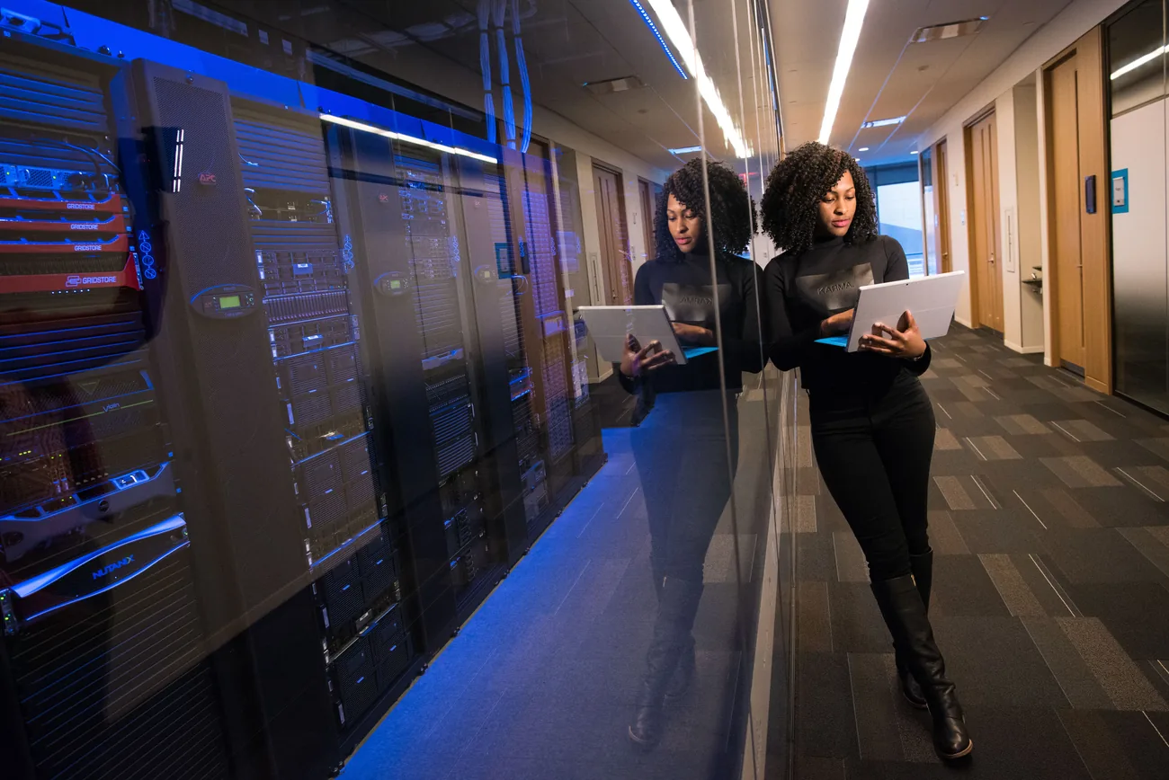 Especialista de hosting supervisando servidores en un datacenter