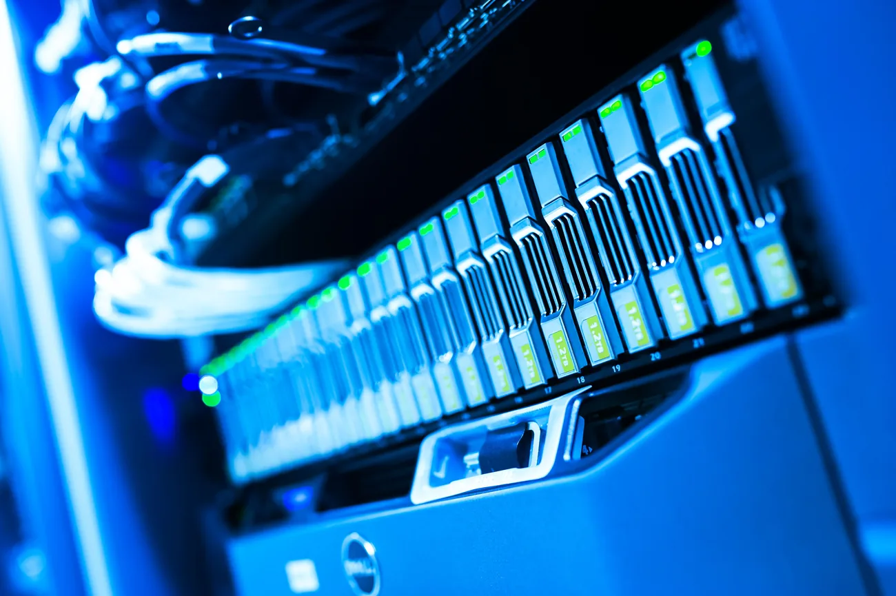 Rack de servidores Dell empresariales usados para hosting web