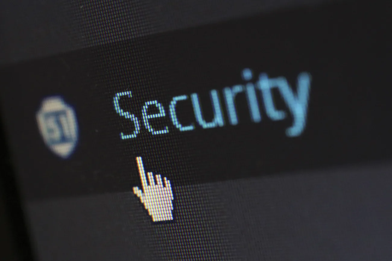 Escudo de protección DDoS y seguridad sobre un servidor de hosting