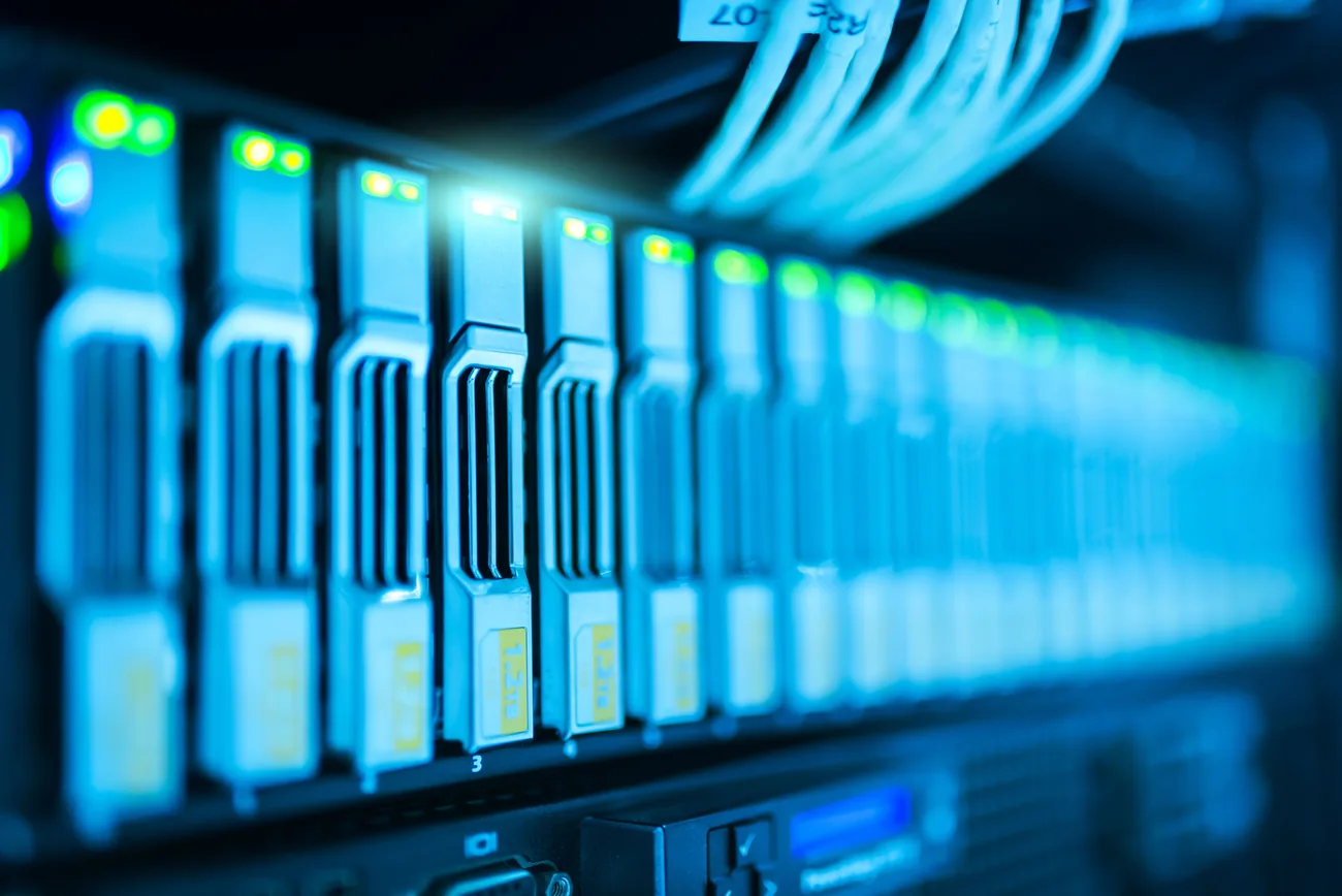 Servidor con almacenamiento SSD de alto rendimiento en datacenter de hosting