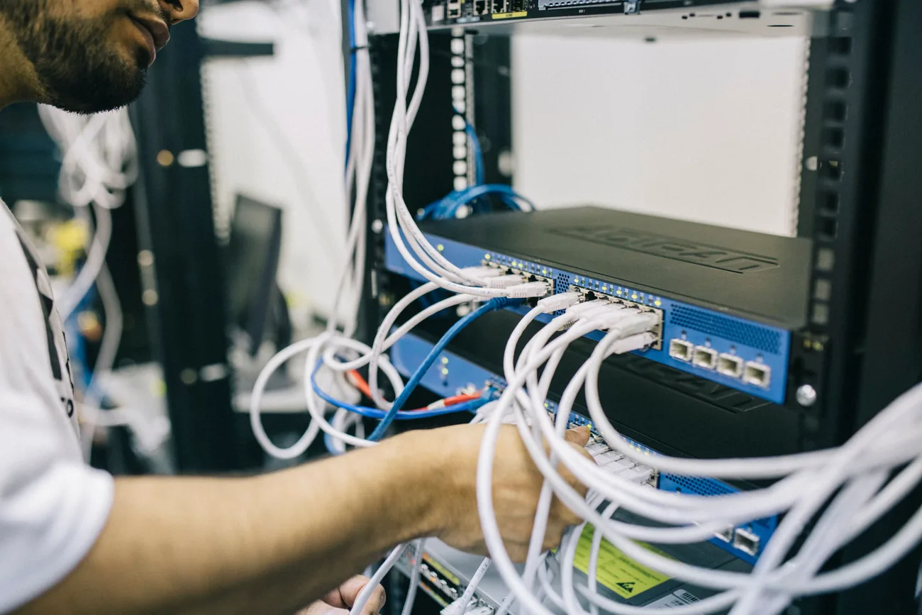 Técnico configurando una red durante una migración de hosting gratuita